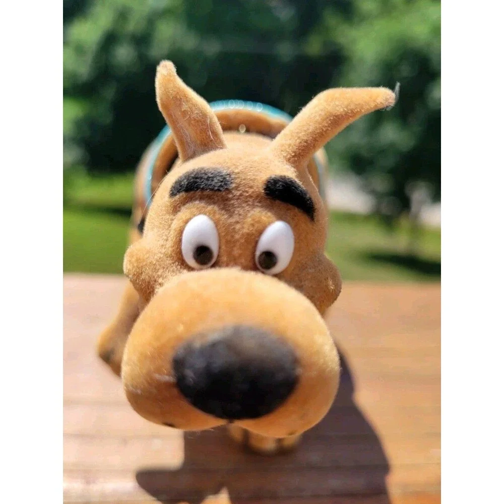 FLOCKED VELVET TEXTURE SCOOBY DOO HOLDING UP PAW COLLECTIBLE BOBBLE HEAD NODDER
